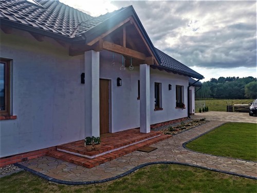 Nawierzchnie z kostek brukowych i płyt betonowych zabezpieczone przed zimowymi warunkami atmosferycznymi